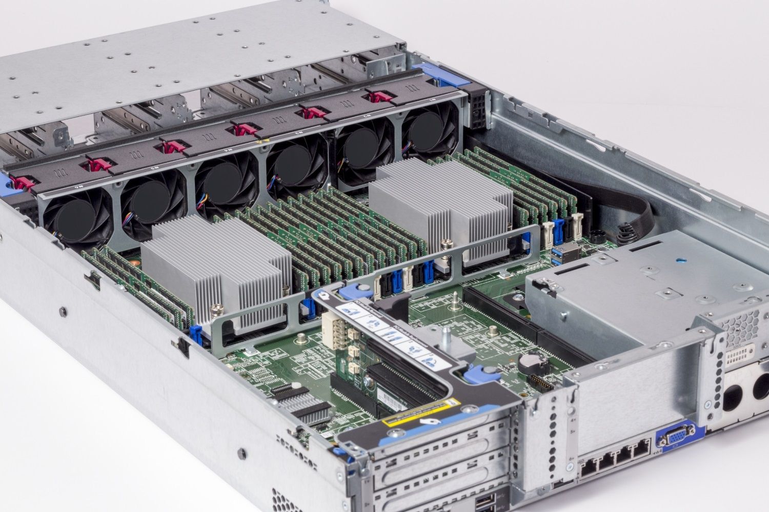 Módulos de memoria RAM Crucial instalados en un servidor