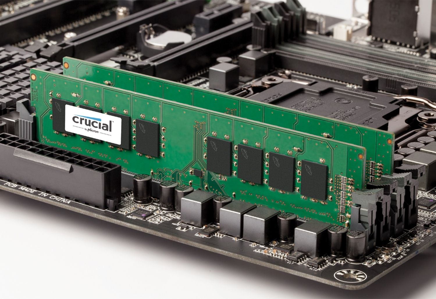 Dos módulos de memoria RAM de Crucial colocados en una placa base