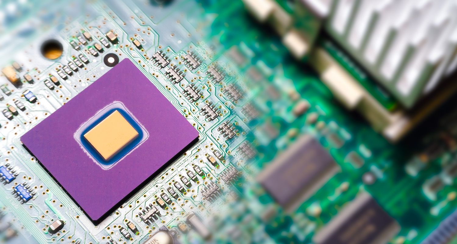 Un chip informático de memoria caché en una placa base.