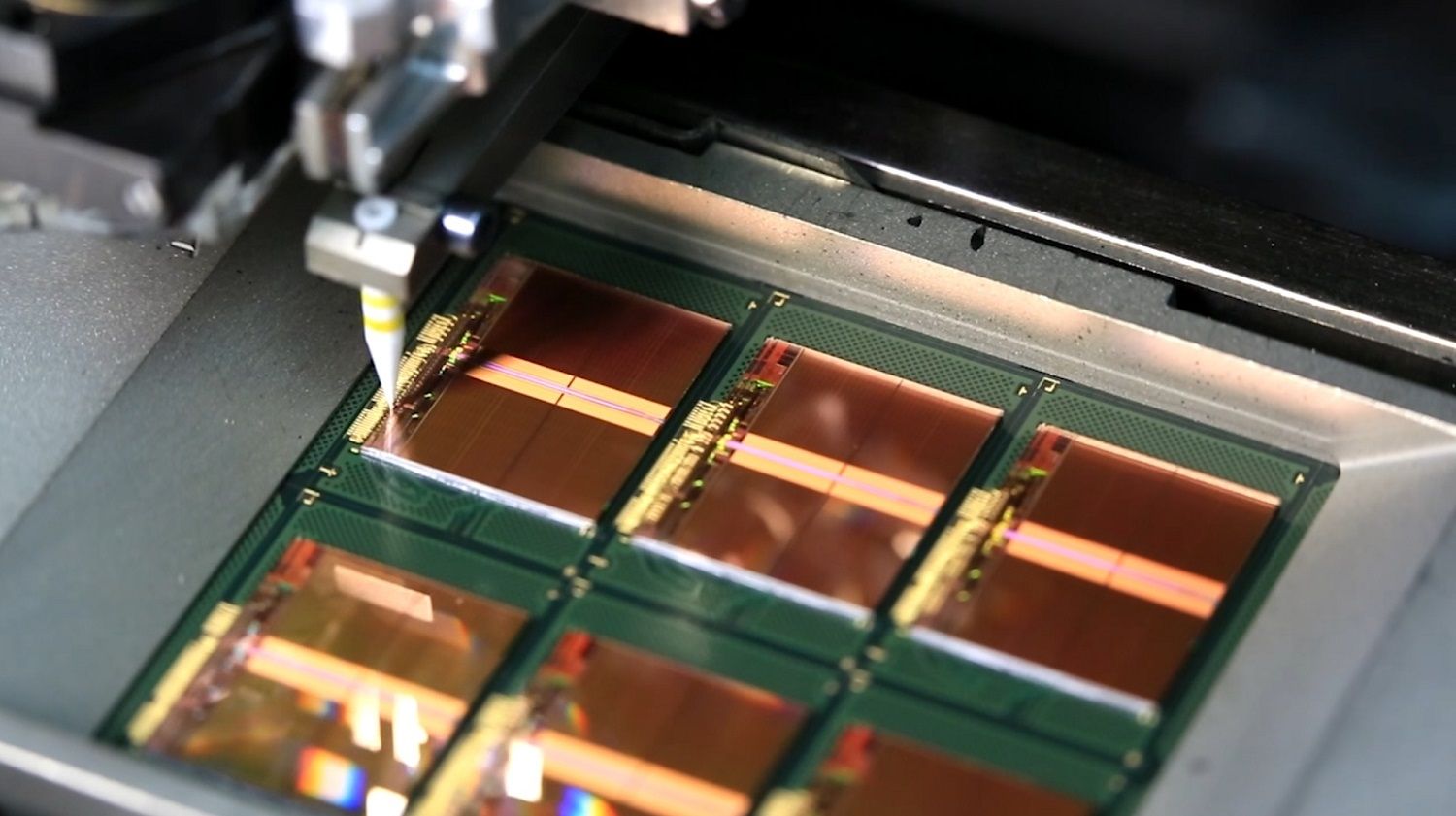 Los delgados alambres dorados conectan las áreas de conexión de los chips con los bastidores como parte del proceso de producción de la memoria