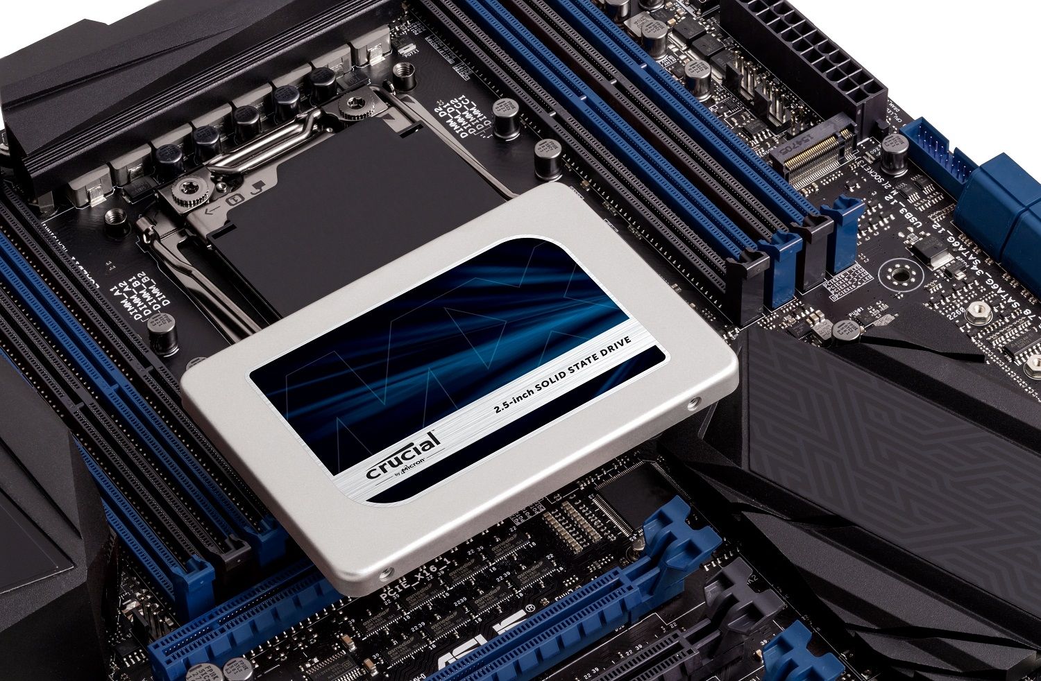 Una SSD Crucial colocada encima de una placa base