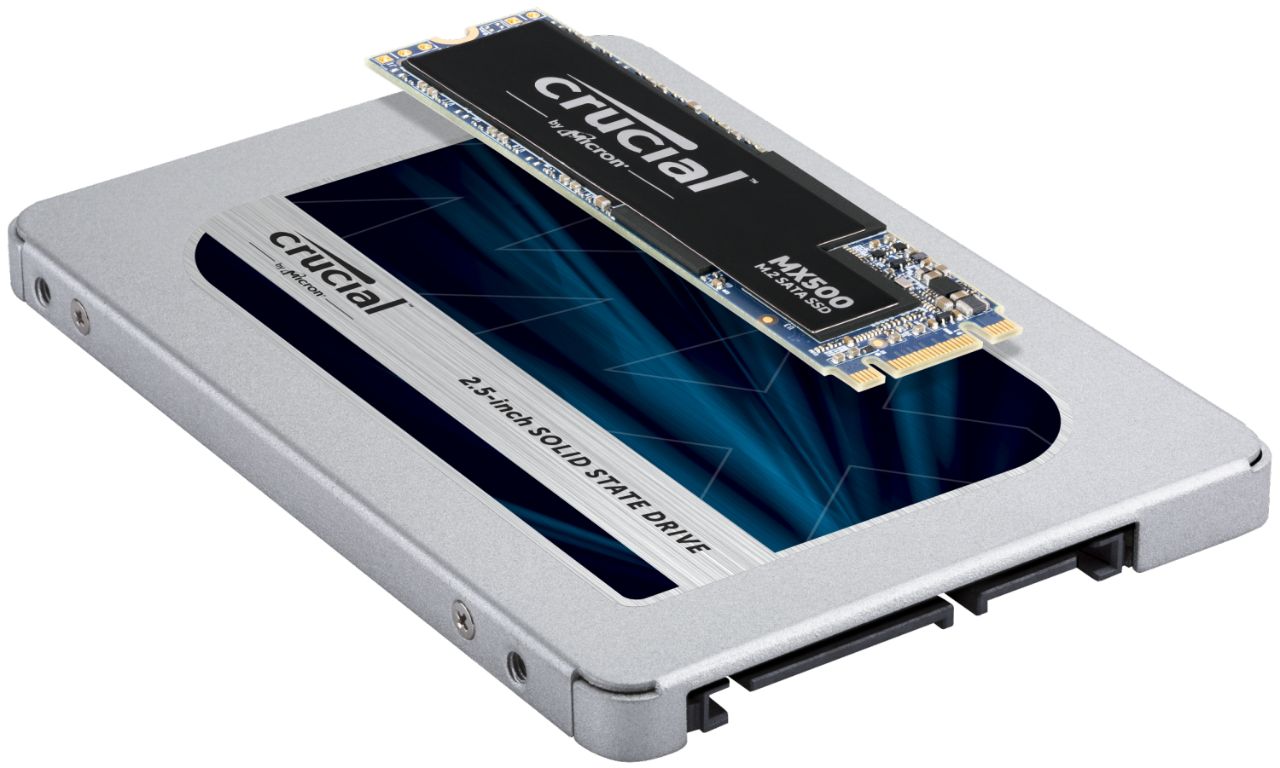 Dos módulos de memoria RAM de Crucial uno encima del otro para indicar la posible diferencia en cuanto a tamaño y forma de los módulos SSD