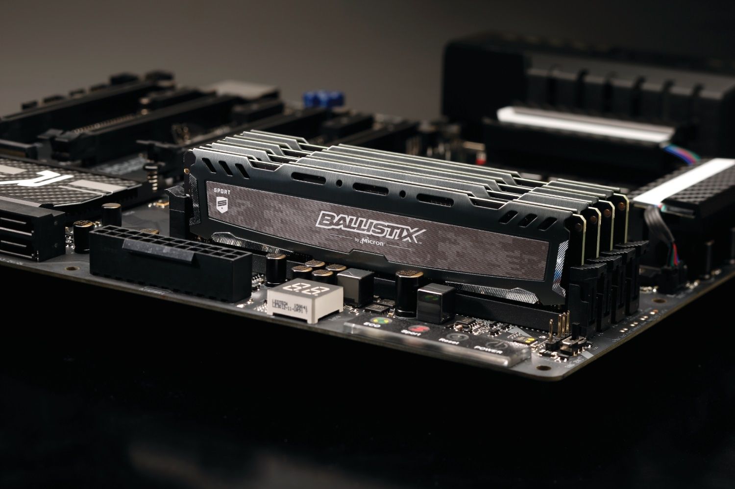 Memoria Ballistix instalada en una placa base al descubierto