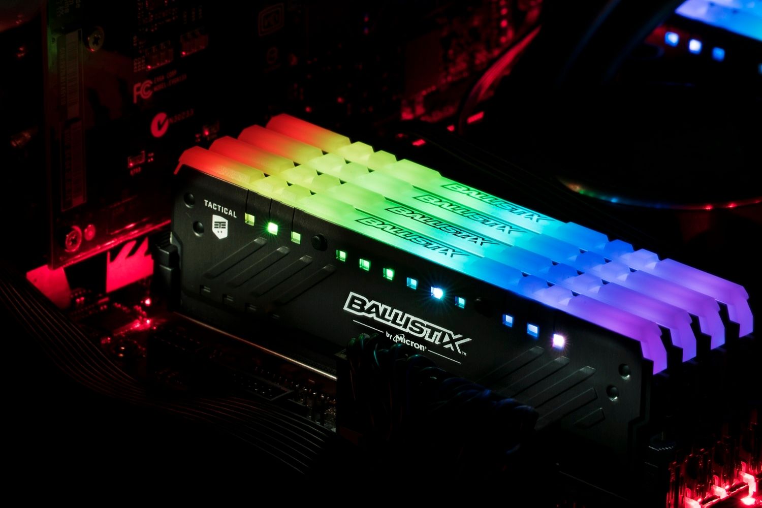 Memoria para juegos Tactical Tracer con luces LED arcoíris instaladas en una placa base al descubierto
