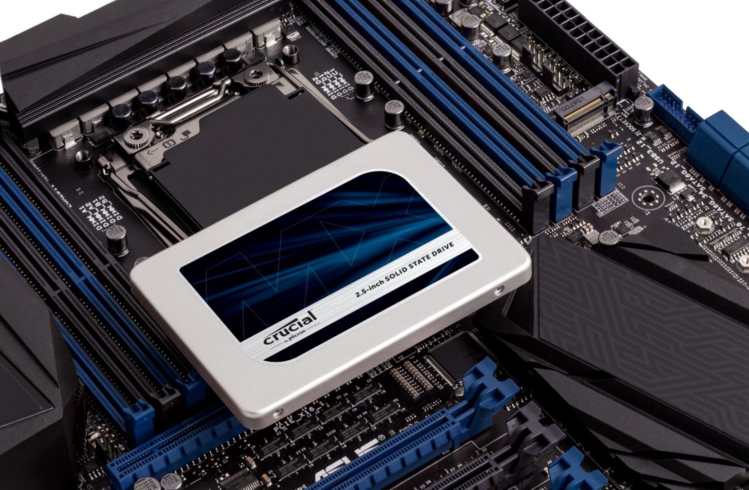 Una SSD Crucial en la placa base al descubierto de un ordenador indicando cómo puede actualizar su unidad de almacenamiento en un ordenador viejo