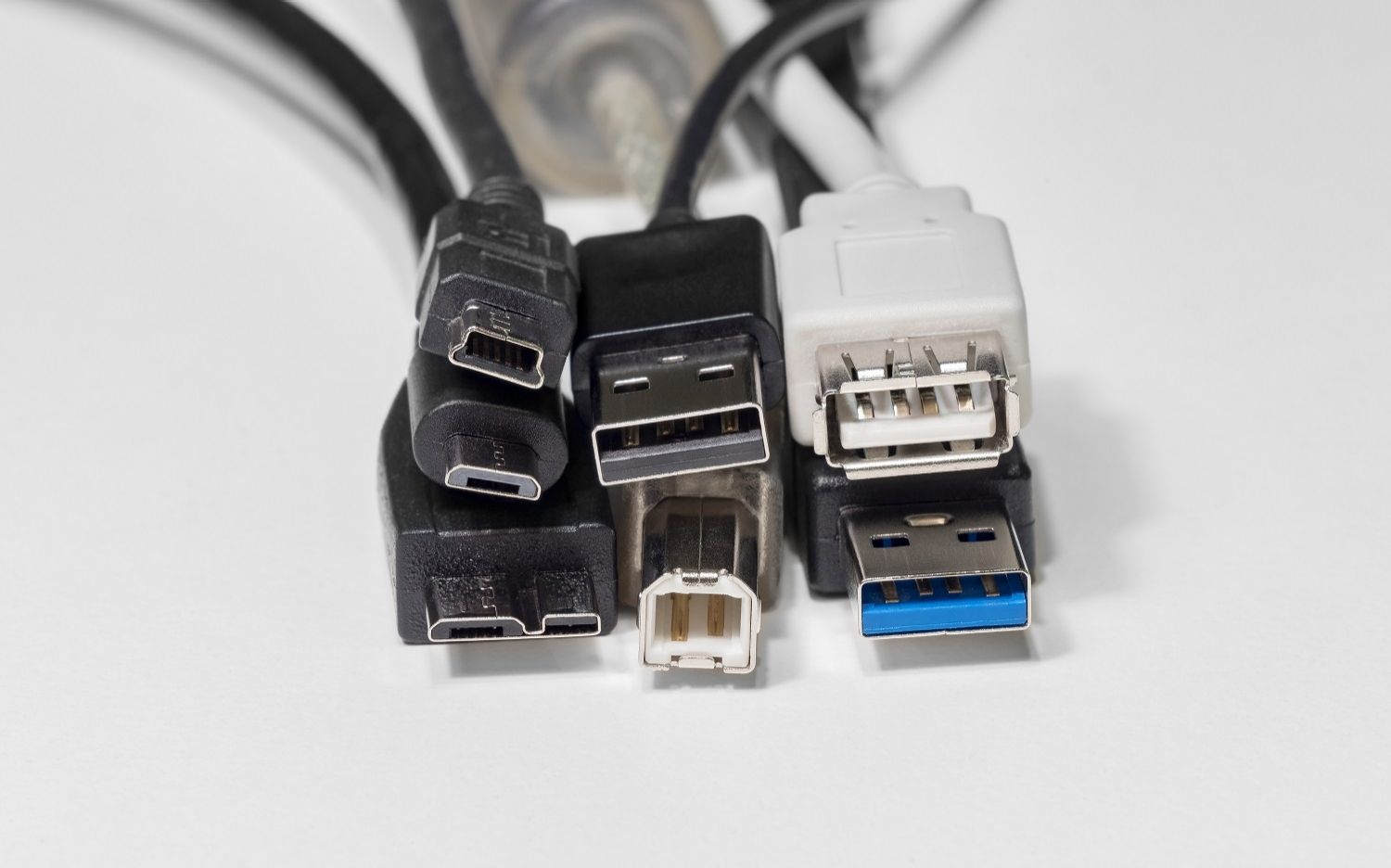 Varios conectores de cable con diferentes factores de forma