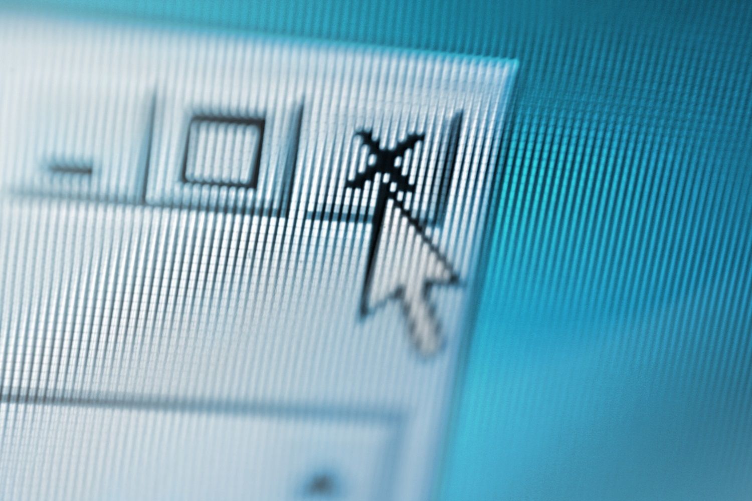 Imagen de cerca de una pantalla de ordenador en la que el cursor del ratón está cerrando una ventana emergente sospechosa