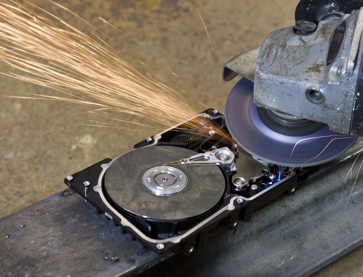 Una sierra o trituradora electrónica destruyendo un disco duro